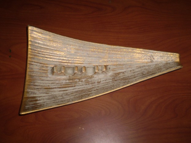 Haeger 128 triangular modern ashtray [gold tweed glaze]
