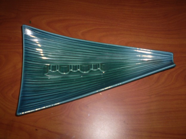 Haeger 128 triangular modern ashtray [blue / green glaze]