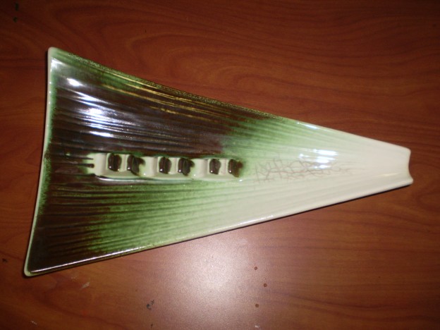 Haeger 128 triangular modern ashtray [misty mint glaze]