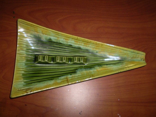 Haeger 128 triangular modern ashtray [fern agate glaze]
