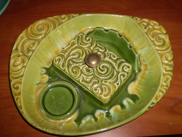 Haeger #728 ashtray and lighter set – [pheasant red / mandarin orange / fern agate glaze]